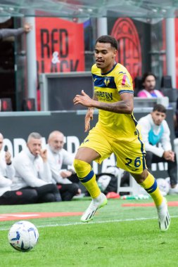 Milan, İtalya. 23 Eylül 2023. İtalyan Serisi A futbol şampiyonası. AC Milan Hellas Verona 'ya karşı 1-0. Cyril Ngonge, Verona.