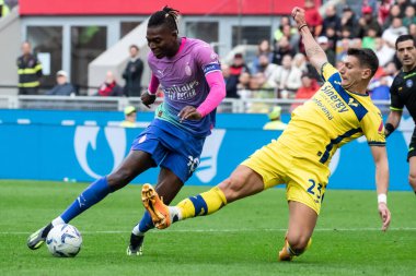 Milan, İtalya. 23 Eylül 2023. İtalyan Serisi A futbol şampiyonası. AC Milan Hellas Verona 'ya karşı 1-0. Rafael Leao, Milan ve Giangiacomo Magnani, Verona, top için yarışın..