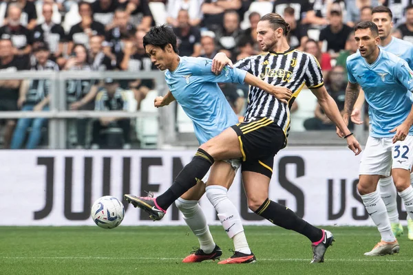 Torino, İtalya. 16 Eylül 2023. İtalyan Serisi A Futbol Şampiyonası 2023 / 24. Juventus Lazio 'ya karşı 3-1. Daichi Kamada, Lazio ve Adrien Rabiot, Juventus, top için yarışın..