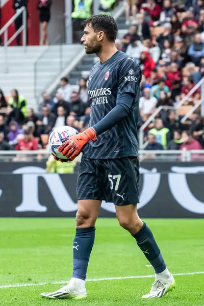 Milan, İtalya. 23 Eylül 2023. İtalyan Serisi A futbol şampiyonası. AC Milan Hellas Verona 'ya karşı 1-0. Marco Sportiello, kaleci Milan.