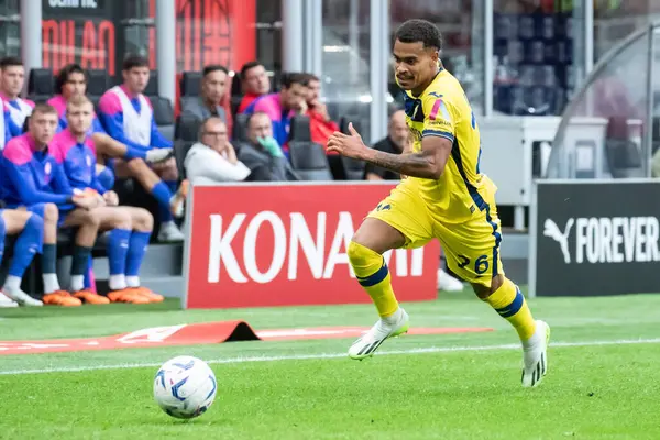Milan, İtalya. 23 Eylül 2023. İtalyan Serisi A futbol şampiyonası. AC Milan Hellas Verona 'ya karşı 1-0. Cyril Ngonge, Verona.