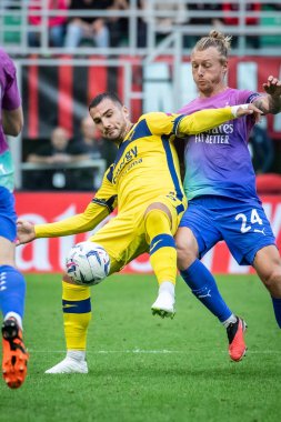 Milan, İtalya. 23 Eylül 2023. İtalyan Serisi A futbol şampiyonası. AC Milan Hellas Verona 'ya karşı 1-0. Federico Bonazzoli, Verona. Ve Simon Kjaer, Milan, top için yarışın..