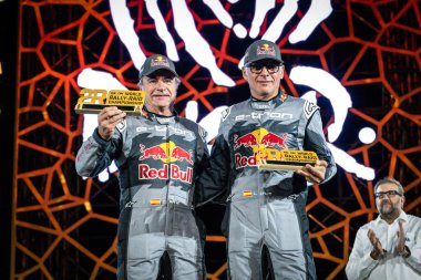 Yanbu, Suudi Arabistan. 05-19 Ocak 2024. 204 numara, Carlos Sainz Lucas Cruz, Audi RS Q e-tron, Audi Spor Takımı, podyumdaki zaferi kutluyor.