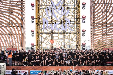 Yanbu, Suudi Arabistan. 05-19 Ocak 2024. 204 numara, Carlos Sainz Lucas Cruz, Audi RS Q e-tron, Audi Spor Takımı, podyumdaki zaferi takımla kutluyor..