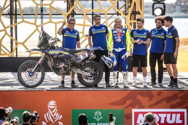 Yanbu, Suudi Arabistan. 05-19 Ocak 2024. 20 numara, Harith Noah Koitha Veettil, Sherco 450 SEF Rally2 'deki zaferi takımla birlikte kutluyor..