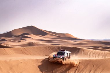 Yanbu, Suudi Arabistan. 05-19 Ocak 2024. 46 Dakar Rallisi. 204 numara, Carlos Sainz Lucas Cruz, Audi RS Q e-tron, Audi Spor Takımı, kum tepelerinde..