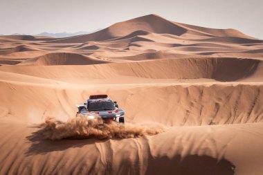 Yanbu, Suudi Arabistan. 05-19 Ocak 2024. 46 Dakar Rallisi. 204 numara, Carlos Sainz Lucas Cruz, Audi RS Q e-tron, Audi Spor Takımı, kum tepelerinde..
