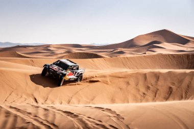 Yanbu, Suudi Arabistan. 05-19 Ocak 2024. 46 Dakar Rallisi. 206 numara, Lucas Moraes Armand Monleon, Toyota GR DKR Hilux, Toyota Gazoo Racing, kum tepelerinde.