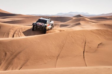 Yanbu, Suudi Arabistan. 05-19 Ocak 2024. 46 Dakar Rallisi. 206 numara, Lucas Moraes Armand Monleon, Toyota GR DKR Hilux, Toyota Gazoo Racing, kum tepelerinde.