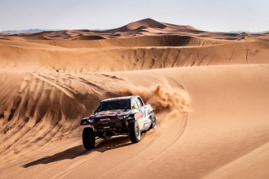 Yanbu, Suudi Arabistan. 05-19 Ocak 2024. 46 Dakar Rallisi. 206 numara, Lucas Moraes Armand Monleon, Toyota GR DKR Hilux, Toyota Gazoo Racing, kum tepelerinde.