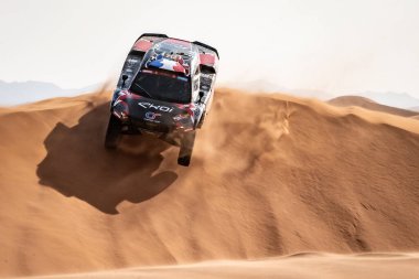 Yanbu, Suudi Arabistan. 05-19 Ocak 2024. 46 Dakar Rallisi. # 212, Mathieu Serradori Loic Minaudier - Yüzyıl CR6-T, kum tepelerinde.