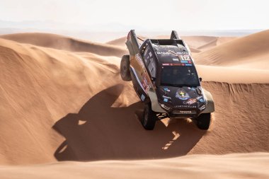 Yanbu, Suudi Arabistan. 05-19 Ocak 2024. 46 Dakar Rallisi. # 211, Guerlain Chicherit Alex Winocq, Toyota Hilux, Overdrive Racing, kum tepelerinde.
