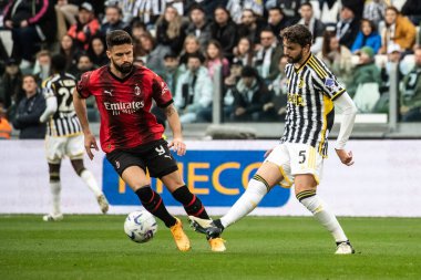 Torino, İtalya. 27 Nisan 2024. İtalyan Serisi A Futbol Şampiyonası. Juventus FC, Milan 'a karşı. Manuel Locatelli, Juventus ve Olivier Giroud, Milan, top için yarışın..