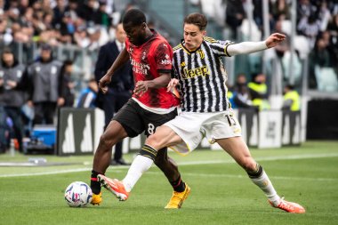 Torino, İtalya. 27 Nisan 2024. İtalyan Serisi A Futbol Şampiyonası. Juventus FC, Milan 'a karşı. Yanus Musah, Milan ve Kenan Yıldız, Juventus, top için yarışın..