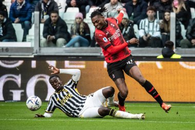 Torino, İtalya. 27 Nisan 2024. İtalyan Serisi A Futbol Şampiyonası. Juventus FC, Milan 'a karşı. Rafael Leao, Milan ve Timothy Weah, Juventus, top için yarışıyorlar..