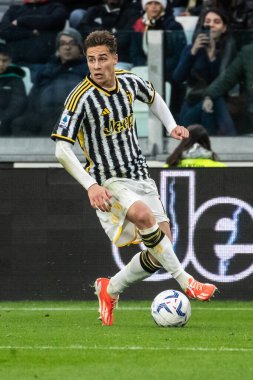Torino, İtalya. 27 Nisan 2024. İtalyan Serisi A Futbol Şampiyonası. Juventus FC, Milan 'a karşı 0-0. Kenan Yıldız, Juventus. Stefano Pioli, koç Milan, oyuncularla konuşuyor..