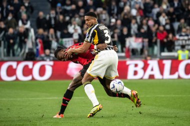 Torino, İtalya. 27 Nisan 2024. İtalyan Serisi A Futbol Şampiyonası. Juventus FC, Milan 'a karşı 0-0. Rafael Leao, Milan ve Bremer, Juventus, top için yarışın..