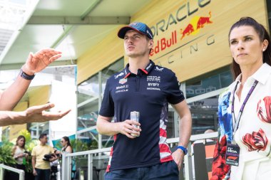 Miami, FL, ABD. 02-05 Mayıs 2024. Formula 1 Dünya Şampiyonası. Formula 1 Crypto.com Miami Grand Prix. - Perşembe. 1 numara, Max VERSTAPPEN, NDL, Oracle Red Bull Racing, otlakta.