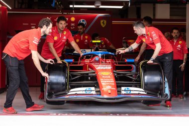 Miami, FL, ABD. 02-05 Mayıs 2024. Formula 1 Dünya Şampiyonası. Formula 1 Crypto.com Miami Grand Prix. - Perşembe. Ferrari takım resmi, Miami GP için mavi renkte..