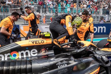 Miami, FL, ABD. 02-05 Mayıs 2024. Formula 1 Dünya Şampiyonası. Formula 1 Crypto.com Miami Grand Prix. Pazar günü. Lando Norris, Mclaren, başlangıç çizgisinde..