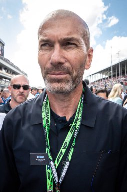 Miami, FL, ABD. 02-05 Mayıs 2024. Formula 1 Dünya Şampiyonası. Formula 1 Crypto.com Miami Grand Prix. Pazar günü. Eski futbol oyuncusu Zinedine Zidane, başlangıç çizgisinde.