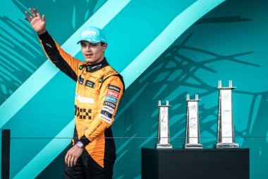 Miami, FL, ABD. 02-05 Mayıs 2024. Formula 1 Dünya Şampiyonası. Formula 1 Crypto.com Miami Grand Prix. Pazar günü. Lando Norris, Mclaren, yarışın galibi, podyumda.