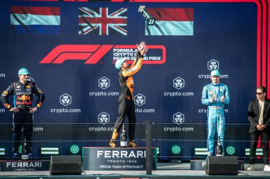 Miami, FL, ABD. 02-05 Mayıs 2024. Formula 1 Dünya Şampiyonası. Formula 1 Crypto.com Miami Grand Prix. Pazar günü. Lando Norris, Mclaren, yarışın galibi, Verstappen ve Leclerc ile podyumda..
