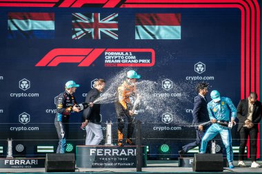 Miami, FL, ABD. 02-05 Mayıs 2024. Formula 1 Dünya Şampiyonası. Formula 1 Crypto.com Miami Grand Prix. Pazar günü. Lando Norris, Mclaren, yarışın galibi, Verstappen ve Leclerc ile podyumda..