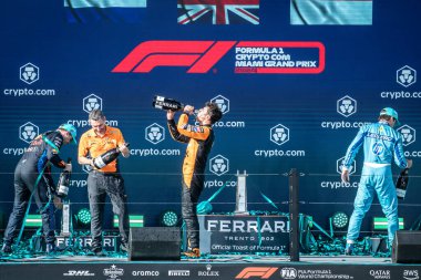 Miami, FL, ABD. 02-05 Mayıs 2024. Formula 1 Dünya Şampiyonası. Formula 1 Crypto.com Miami Grand Prix. Pazar günü. Lando Norris, Mclaren, yarışın galibi, Verstappen ve Leclerc ile podyumda..