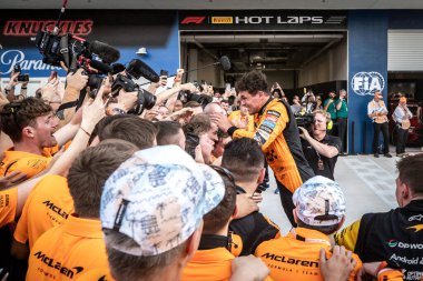 Miami, FL, ABD. 02-05 Mayıs 2024. Formula 1 Dünya Şampiyonası. Formula 1 Crypto.com Miami Grand Prix. Pazar günü. Lando Norris, Mclaren, yarışın galibi, takımdan kutlama yaptı..