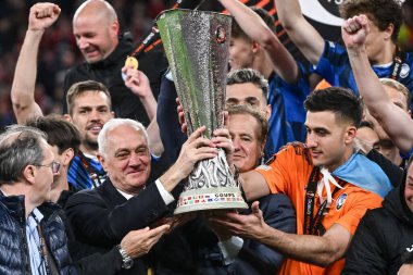 Dublin, İrlanda. 22 Mayıs 2024, Aviva Stadyumu. UEFA Avrupa Ligi Finali. Atalanta, Bayer Leverkusen 'e karşı 3-0. Antonio Percassi, Atalanta başkanı, Kupa ile kutlama yapıyor..