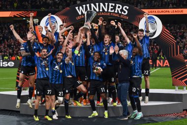 Dublin, İrlanda. 22 Mayıs 2024, Aviva Stadyumu. UEFA Avrupa Ligi Finali. Atalanta, Bayer Leverkusen 'e karşı 3-0. Atalanta 'nın oyuncuları zaferi podyumda kupa ile kutluyorlar..