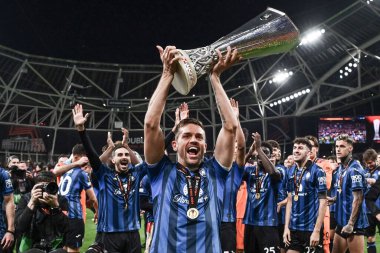 Dublin, İrlanda. 22 Mayıs 2024, Aviva Stadyumu. UEFA Avrupa Ligi Finali. Atalanta, Bayer Leverkusen 'e karşı 3-0. Rafael Toloi, Atalanta, kupayla kutlama..