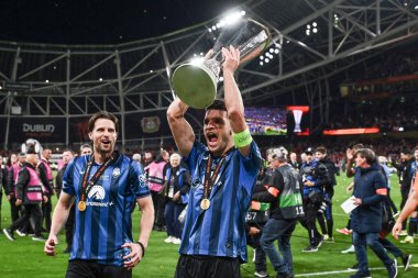 Dublin, İrlanda. 22 Mayıs 2024, Aviva Stadyumu. UEFA Avrupa Ligi Finali. Atalanta, Bayer Leverkusen 'e karşı 3-0. Berat Djimsiti, Atalanta, kupayla kutlama.