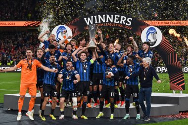 Dublin, İrlanda. 22 Mayıs 2024, Aviva Stadyumu. UEFA Avrupa Ligi Finali. Atalanta, Bayer Leverkusen 'e karşı 3-0. Atalanta 'nın oyuncuları zaferi podyumda kupa ile kutluyorlar..