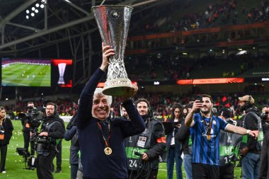 Dublin, İrlanda. 22 Mayıs 2024, Aviva Stadyumu. UEFA Avrupa Ligi Finali. Atalanta, Bayer Leverkusen 'e karşı 3-0. Gianpiero Gasperini, koç Atalanta, kupayla kutlama yapıyor..