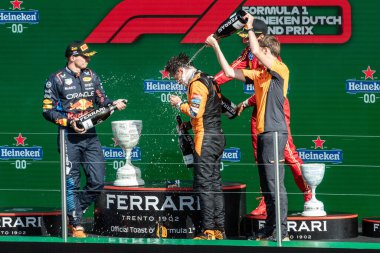 Zandvoort, Hollanda. 22-25 Ağustos 2024. Formula 1 Heineken Hollanda Grand Prix 'si. Cumartesi, Yarış # 4, Lando NORRRIS, GBR, McLaren F1 Ekibi, MCL38, Mercedes motoru, yarışı kazanan, podyumda kutlayan.