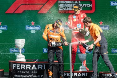 Zandvoort, Hollanda. 22-25 Ağustos 2024. Formula 1 Heineken Hollanda Grand Prix 'si. Cumartesi, Yarış # 4, Lando NORRRIS, GBR, McLaren F1 Ekibi, MCL38, Mercedes motoru, yarışı kazanan, podyumda kutlayan.