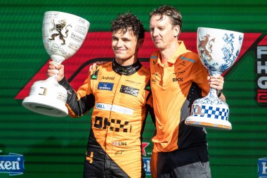 Zandvoort, Hollanda. 22-25 Ağustos 2024. Formula 1 Heineken Hollanda Grand Prix 'si. Cumartesi, Yarış # 4, Lando NORRRIS, GBR, McLaren F1 Ekibi, MCL38, Mercedes motoru, yarışı kazanan, podyumda kutlayan.