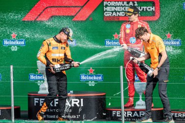 Zandvoort, Hollanda. 22-25 Ağustos 2024. Formula 1 Heineken Hollanda Grand Prix 'si. Cumartesi, Yarış # 4, Lando NORRRIS, GBR, McLaren F1 Ekibi, MCL38, Mercedes motoru, yarışı kazanan, podyumda kutlayan.