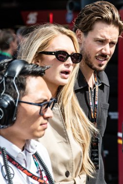 Zandvoort, Hollanda. 22-25 Ağustos 2024. Formula 1 Heineken Hollanda Grand Prix 'si. Pazar, yarış günü. Roma Strijd, Victoria 's Secrets' ın ünlü modeli, otlakta görüldü..