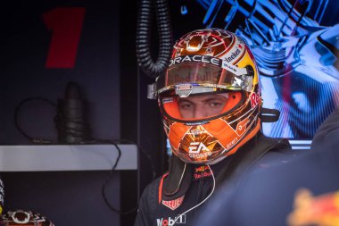 Zandvoort, Hollanda. 22-25 Ağustos 2024. Formula 1 Heineken Hollanda Grand Prix 'si. Cuma, bedava antrenman. Max VERSTAPPEN, NDL, Kahin Red Bull RB20 Honda RBPT, garaja.