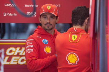 Zandvoort, Hollanda. 22-25 Ağustos 2024. Formula 1 Heineken Hollanda Grand Prix 'si. Perşembe, şoförler geliyor. Charles LECLERC, MCO, Scuderia Ferrari Takımı, garajda..