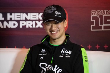 Zandvoort, Hollanda. 22-25 Ağustos 2024. Formula 1 Heineken Hollanda Grand Prix 'si. Perşembe, şoförler geliyor. Guanyu Zhou, Stake F1 Team Sauber, basın konferansında..