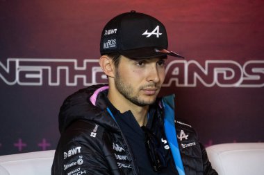 Zandvoort, Hollanda. 22-25 Ağustos 2024. Formula 1 Heineken Hollanda Grand Prix 'si. Perşembe, şoförler geliyor. Esteban Ocon, Alpine, basın toplantısında..