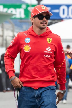 Zandvoort, Hollanda. 22-25 Ağustos 2024. Formula 1 Heineken Hollanda Grand Prix 'si. Perşembe, şoförler geliyor. Charles Leclerc, Scuderia Ferrari Takımı.