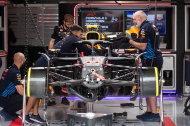 Zandvoort, Hollanda. 22-25 Ağustos 2024. Formula 1 Heineken Hollanda Grand Prix 'si. Perşembe, şoförler geliyor. Red Bull Teknisyenleri, araba üzerinde çalışıyorlar..