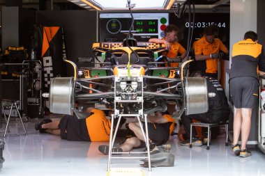 Zandvoort, Hollanda. 22-25 Ağustos 2024. Formula 1 Heineken Hollanda Grand Prix 'si. Perşembe, şoförler geliyor. Mclaren Teknisyenleri, araba üzerinde çalışıyorlar..