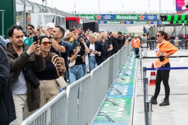 Zandvoort, Hollanda. 22-25 Ağustos 2024. Formula 1 Heineken Hollanda Grand Prix 'si. Perşembe, şoförler geliyor. Pit yürüyüşü sırasında F1 hayranları.