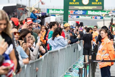 Zandvoort, Hollanda. 22-25 Ağustos 2024. Formula 1 Heineken Hollanda Grand Prix 'si. Perşembe, şoförler geliyor. Pit yürüyüşü sırasında F1 hayranları.